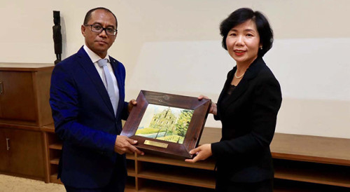 Secretary-General Xu Yingzhen presents a souvenir to the Minister for Foreign Affairs and Cooperation of Timor-Leste, Dionísio da Costa Babo Soares