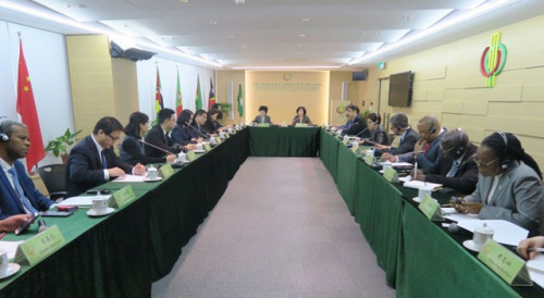 The visiting delegation and Forum Macao representatives exchange views