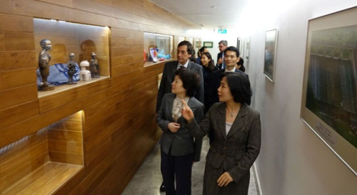 Commissioner Ms Shen Beili visits the office of the Permanent Secretariat of Forum Macao