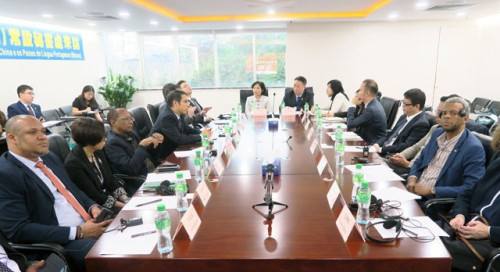 The visiting Forum Macao delegation and representatives of MOX exchange views