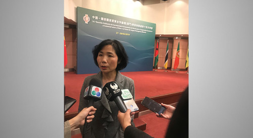 A Secretária-Geral do Fórum de Macau, Dra. Xu Yingzhen, em entrevista com vários órgãos de comunicação social