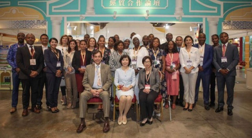 Os representantes do Secretariado Permanente do Fórum de Macau em fotografia de grupo com os participantes do Colóquio sobre Gestão do Turismo, Convenções e Exposições para os Países de Língua Portuguesa em frente do Pavilhão
