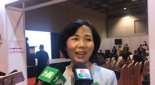 A Secretária-Geral do Fórum de Macau, Dra. Xu Yingzhen, em entrevista com vários órgãos de comunicação social
