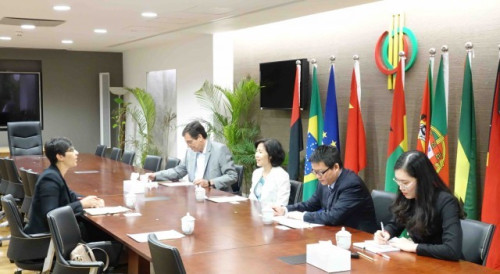The AICEP representative and the Forum Macao delegation exchange views