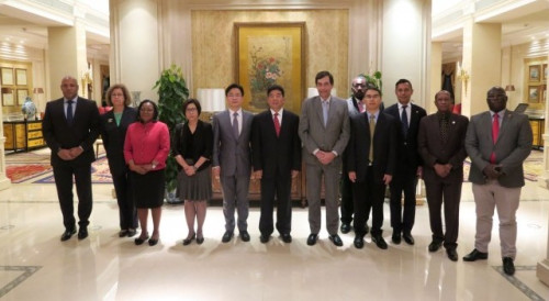 Foto de grupo entre o Vice-Governador da Província de Hubei, Dr. Cao Guangjing, e a delegação do Secretariado Permanente do Fórum de Macau