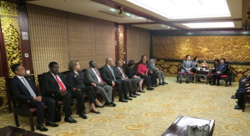 A Vice-Presidente do Município de Yichang, Dra. Zhou Zhengying recebeu a delegação