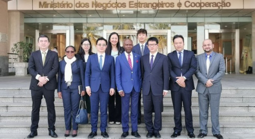 Group photo with the Director for Asia and Oceania at Mozambique’s Ministry of Foreign Affairs and Cooperation, Mr António Inácio Júnior