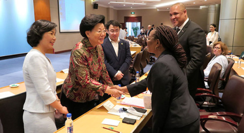 Intercâmbio entre a Presidente Ma e os delegados dos Países de Língua Portuguesa junto do Fórum de Macau