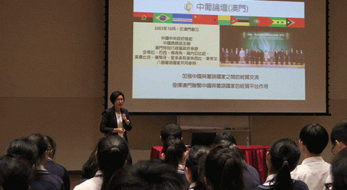 Apresentação da Coordenadora do Gabinete de Apoio, Dr.ª Mok Iun Lei, sobre a situação de desenvolvimento do papel de Macau enquanto Plataforma entre a China e os Países de Língua Portuguesa