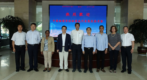 Foto da delegação com representantes da Sala de Exposição da Zona de Desenvolvimento Económico e Tecnológico de Huai’an