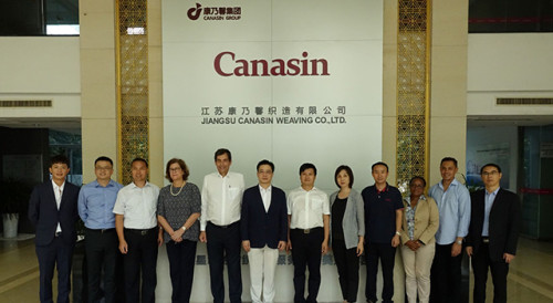 Foto da delegação com representantes da empresa local de tecelagem