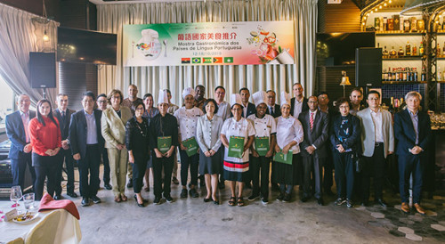 Foto de grupo (convidados e chefes de cozinha)