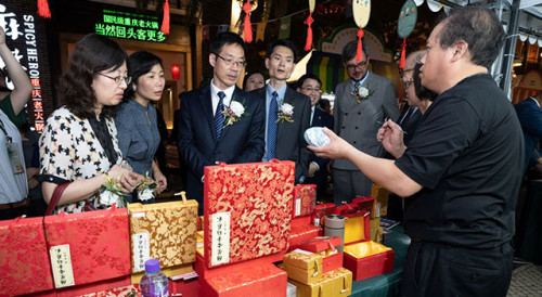  Guests tour the Handicraft Fair of the 11th Cultural Week of China and Portuguese-speaking Countries