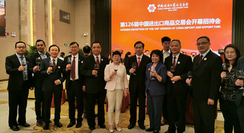 Fotografia de grupo (a delegação do Secretariado Permanente e convidados do evento)