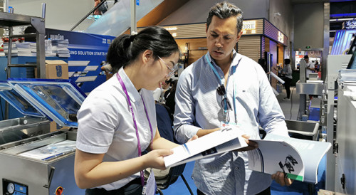 Fotografia de grupo (a delegação do Secretariado Permanente e convidados do evento)