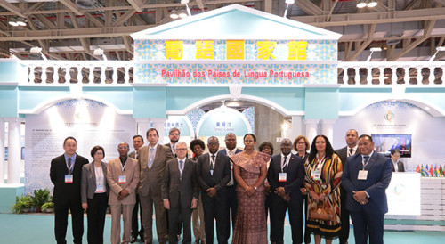 Fotografia de grupo do corpo diplomático dos Países de Língua Portuguesa na China antes do Pavilhão dos Países de Língua Portuguesa