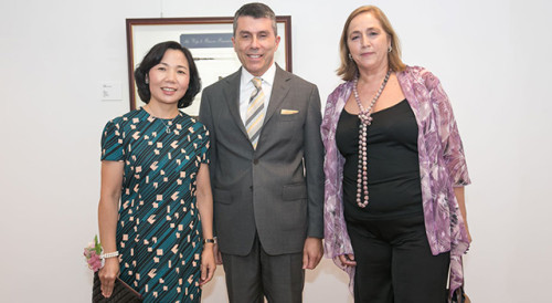 Foto de grupo da Secretária-Geral do Secretariado Permanente do Fórum de Macau, Dra. Xu Yingzhen, do Cônsul Geral de Portugal em Hong Kong e Macau, Dr. Paulo Cunha Alves, e da responsável da exposição