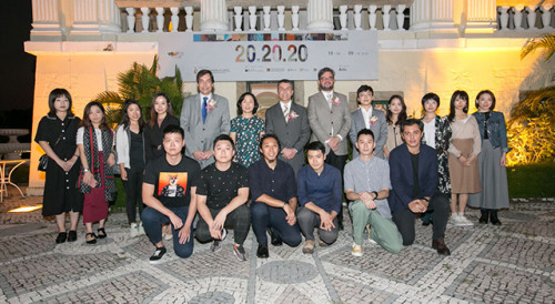 Fotografia de Grupo entre os convidados e os artístas de Macau