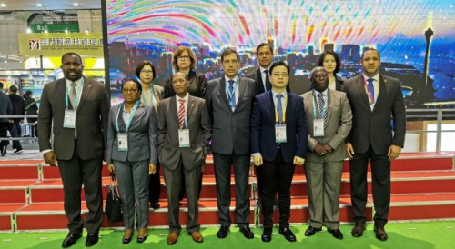 A delegação do Secretaraido Permanente do Fórum de Macau visitou a zona de exposição de Macau com o tema de “Produtos de Macau”