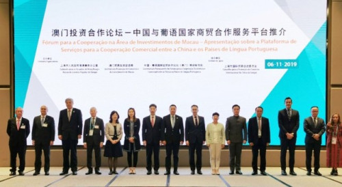 Group photo at the “Macao Investment Cooperation Forum – Promotion about the Platform Services of the Commercial and Trade Co-operation Service Platform between China and Portuguese-speaking Countries”