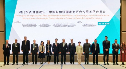 A fotografia em grupo com os participantes do “Fórum para a Cooperação na Área de Investimentos de Macau – Apresentação sobre a Plataforma de Serviços para a Cooperação Comercial entre a China e os Países de Língua Portuguesa”