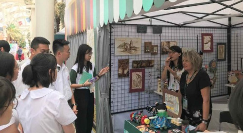 导赏员带领学生参观中国与葡语国家及地区手工艺市集