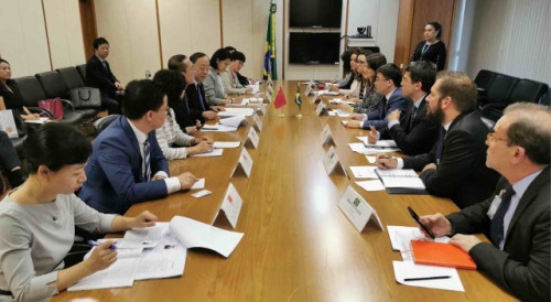 Vice Minister of Commerce of the PRC, Mr Wang Bingnan, meets the Assistant Deputy Minister for Foreign Trade and International Affairs at the Ministry of Economy of Brazil, Ms Yana Dumaresq Sobral Alves