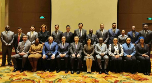 Foto de grupo dos participantes da reunião