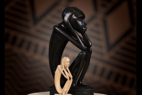 Angola: peça de escultura de madeira, “o Pensador”