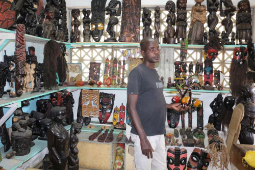 São Tomé e Príncipe: Artista da escultura de madeira