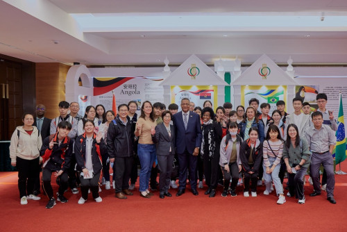 The Consul-General of Angola in Macao cum Angola Representative in the Permanent Secretariat of Forum Macao, Mr Eduardo Velasco Galiano, gives a presentation to a group of students regarding the culture and main products of his country