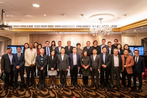 Fotografia de grupo entre o Secretariado Permanente do Fórum de Macau e os órgãos de comunicação social