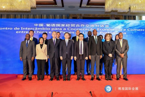 Foto de grupo da delegação com os convidados no Encontro de Intercâmbio para a Cooperação Económica e Comercial entre a China e os Países de Língua Portuguesa