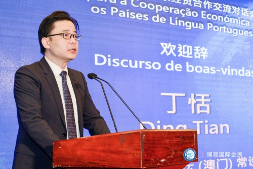 Secretário-Geral Adjunto, Dr. Ding Tian proferiu um discurso no Encontro de Intercâmbio