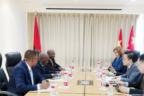 Visita a Embaixada de Angola na China