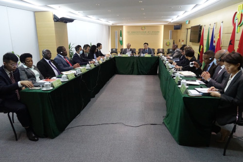 Commissioner Liu Xianfa is briefed about Forum Macao’s achievements