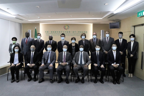 Foto de grupo da delegação do comissariado com todos os membros do Secretariado