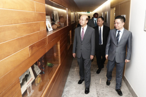 Commissioner Liu Xianfa visits the Permanent Secretariat of Forum Macao