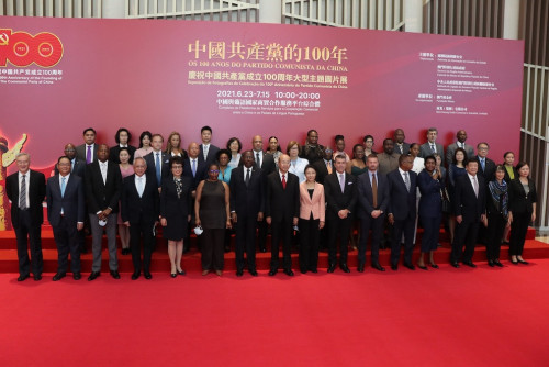 副秘書長贊東與各葡語國家派駐代表及其家屬參觀展覽