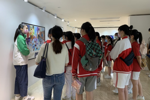 Visits by the public to the exhibition