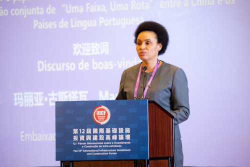 Embaixadora de Moçambique acreditada em Pequim, Dra. Maria Gustava, a proferir discurso