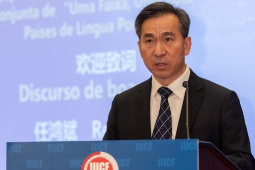 Adjunto do Ministro do Comércio da China, Dr. Ren Hongbin, a proferir discurso