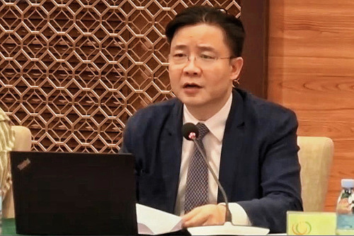 O Secretário-Geral Adjunto do Fórum de Macau, Dr. Ding Tian a proferir discurso