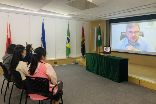 Intercâmbio online entre o Delegado do Brasil, Dr. Rafael Paulino, e os estagiários