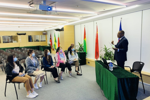 安哥拉派驻代表贾理路向实习学生介绍该国实况