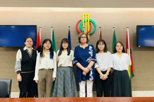 Exchange between the Coordinator of the Liaison Office of the Permanent Secretariat of Forum Macao and Representative of Portugal, Ms Maria João Bonifácio, and the trainees