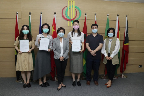 The Coordinator of the Support Office of the Permanent Secretariat of Forum Macao, Ms Mok Iun Lei (third from the left), presented respectively an Internship Certificate to three students on MPI’s Master in Chinese-Portuguese Translation and Interpretation (specialisation in interpretation)
