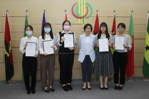 A Coordenadora do Gabinete de Apoio, Dr. Mok Iun Lei (terceira à direita), entregou o Certificado de Estágio aos 5 estudantes de Mestrado em Tradução e Interpretação Chinês-Português (especialização de tradução) do IPM