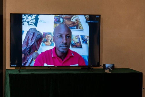 Artist Ismael Hipólito Djata gives a brief presentation via videoconference about his exhibition