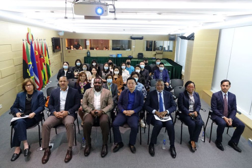 Fotografia de grupo entre os membros do Secretariado Permanente do Fórum de Macau e os alunos
